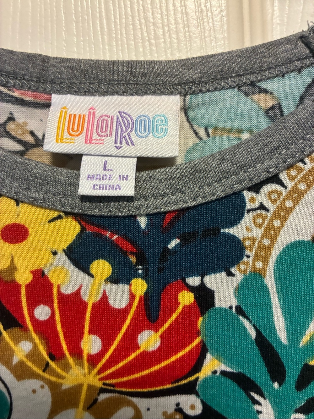 LuLaRoe Randy Tee Multi Floral Paisley with Gray Sleeves Size Large - Picture 3 of 4